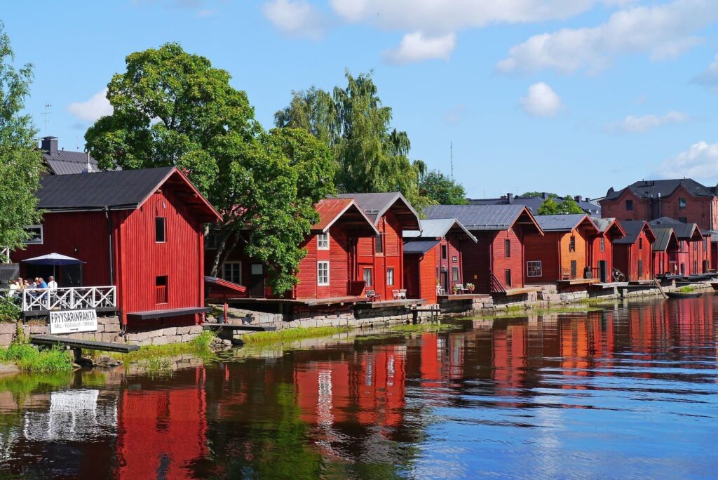 Porvoon punaiset ranta-aitat yksityisretkellä Helsingistä