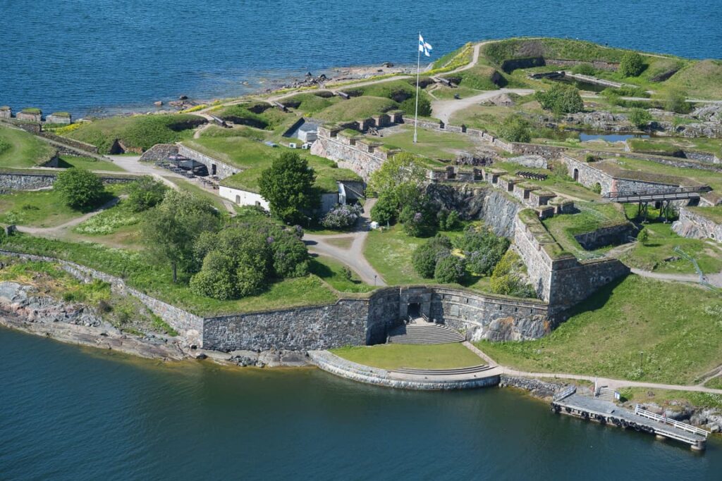 Suomenlinnan merilinnoitus Helsingin edustalla