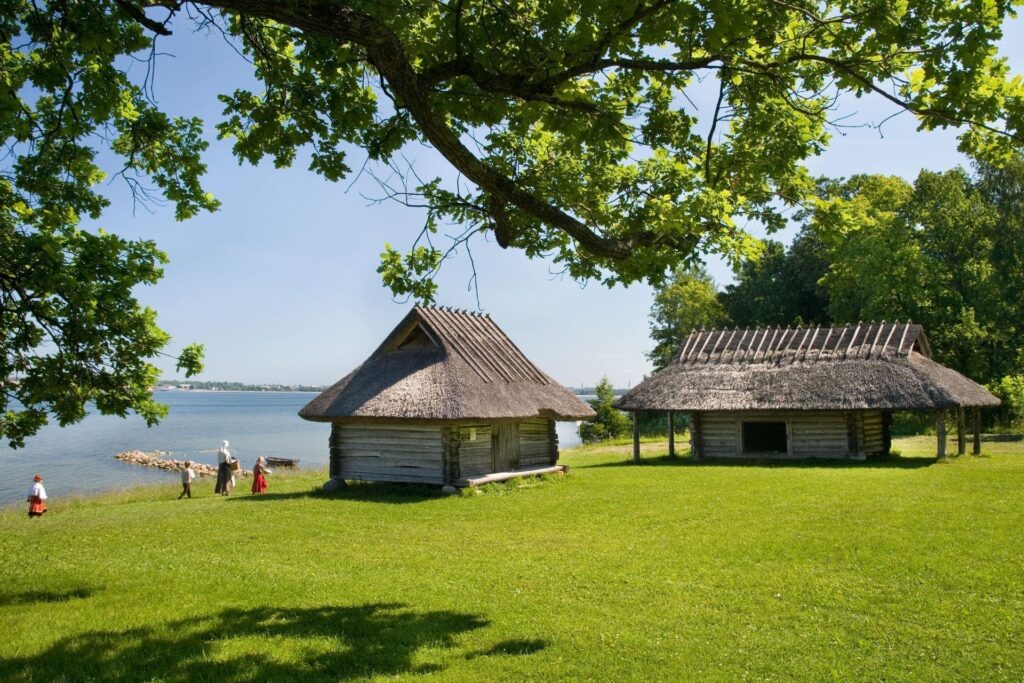 Viron ulkoilmamuseon historiallisia maatilarakennuksia