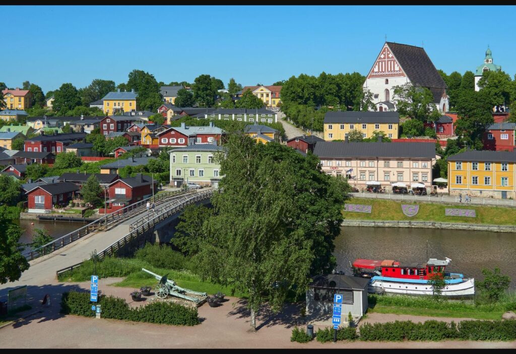 Porvoon jokirannan puutalot Helsingin päiväretkellä
