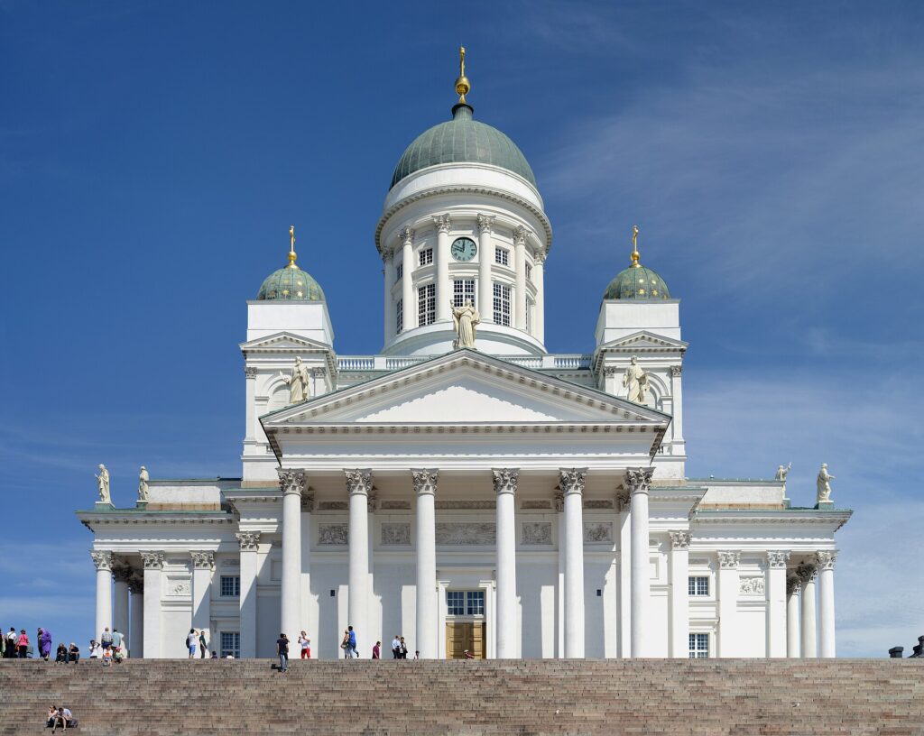 Helsingin tuomiokirkko Senaatintorin laidalla