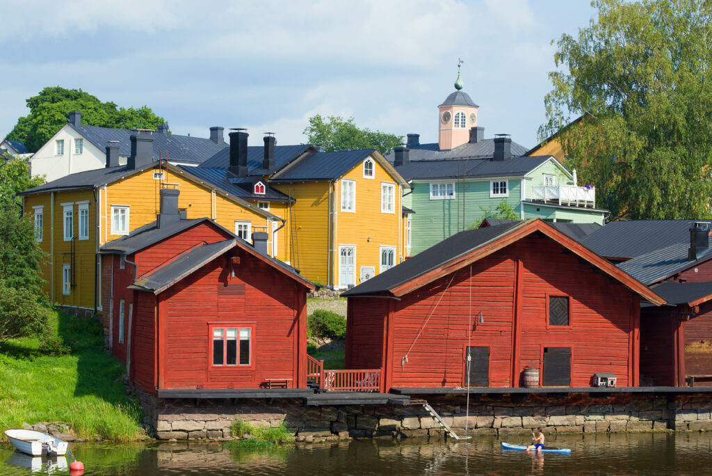 Vanhan Porvoon värikkäät puutalot ja ranta-aitat