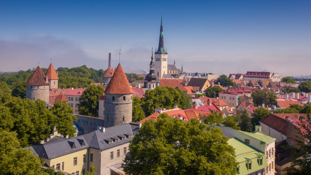 Näkymä Toompealta Tallinnan vanhaankaupunkiin ja keskiaikaisille torneille