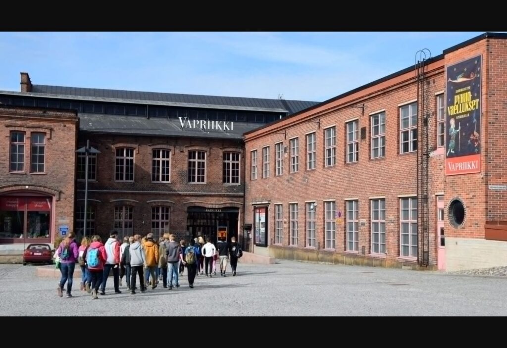 Museokeskus Vapriikki Tammerkosken rannalla Tampereella