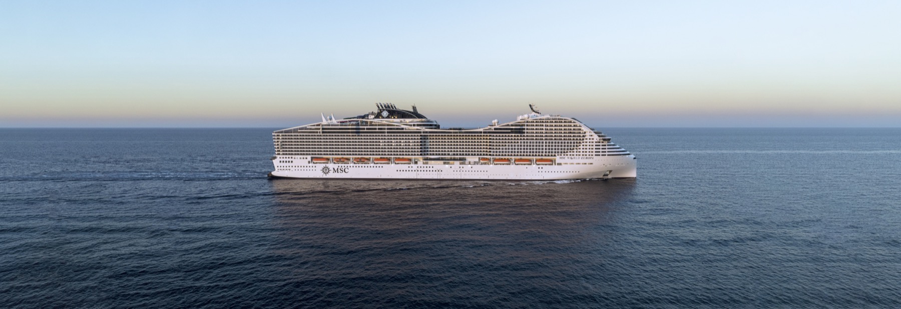 MSC World Europa в море, вид сбоку