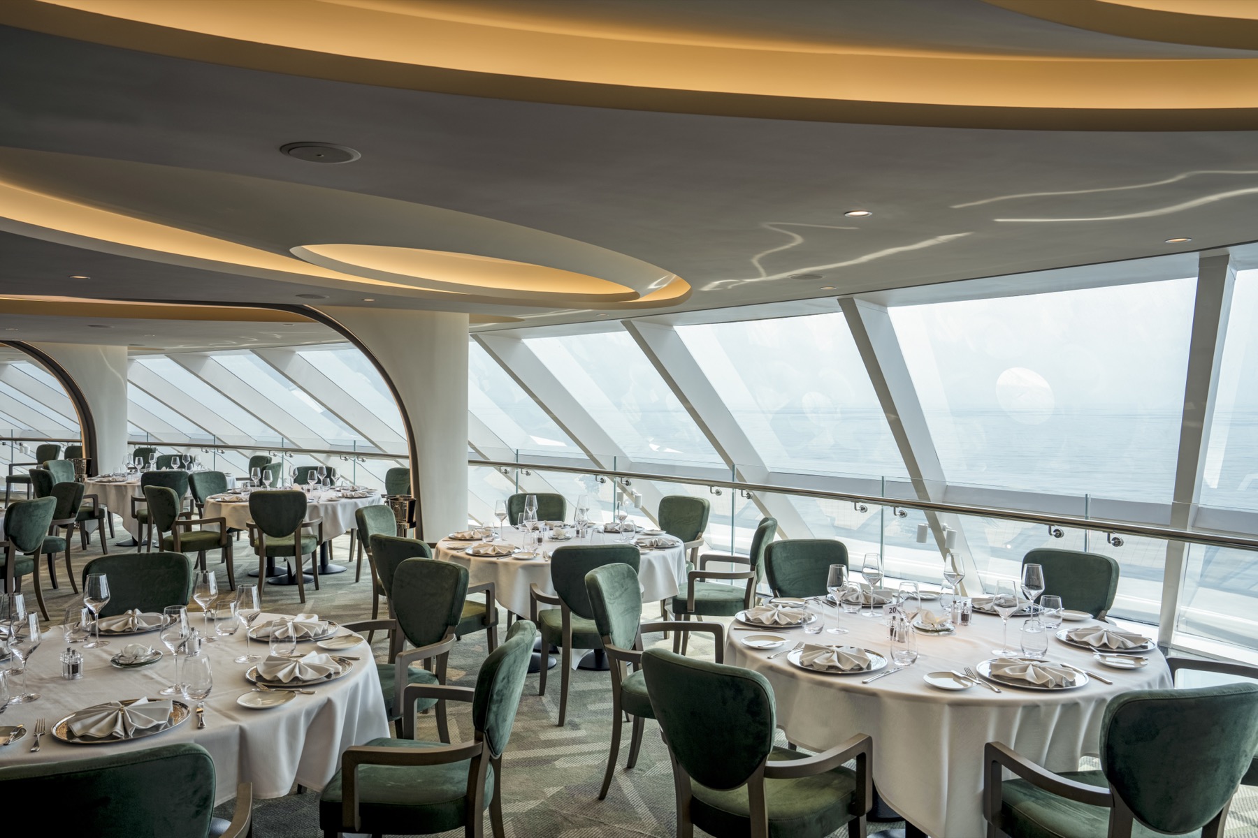 Ресторан MSC Yacht Club на борту MSC World Europa