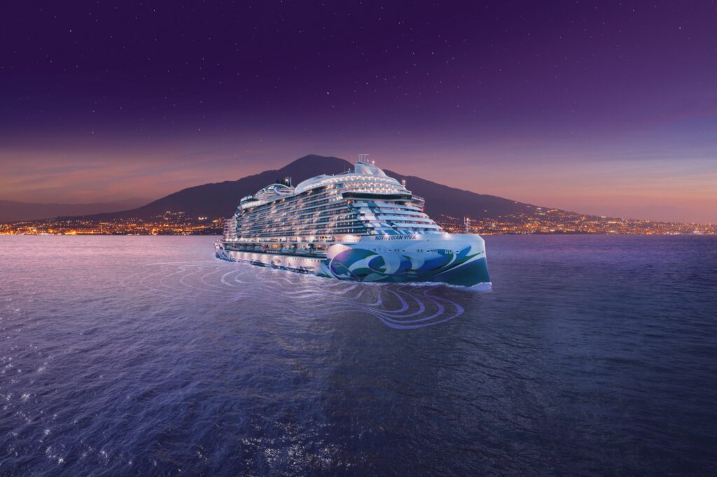 Norwegian Viva navegando al atardecer