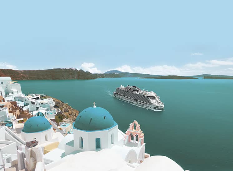 Barco de Norwegian Cruise Line navegando cerca de Santorini