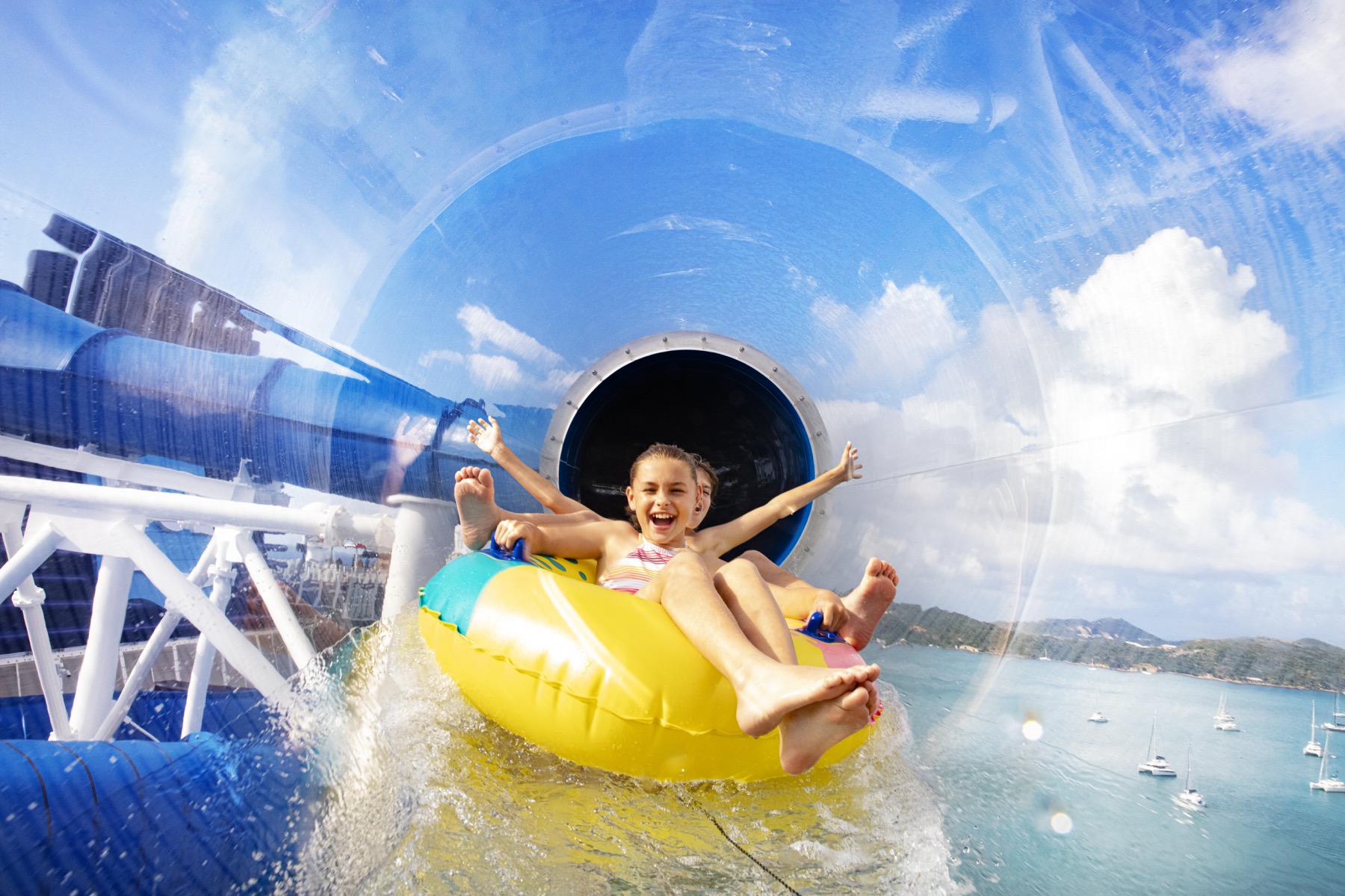 Niños disfrutando de un tobogán acuático en un barco de Norwegian Cruise Line