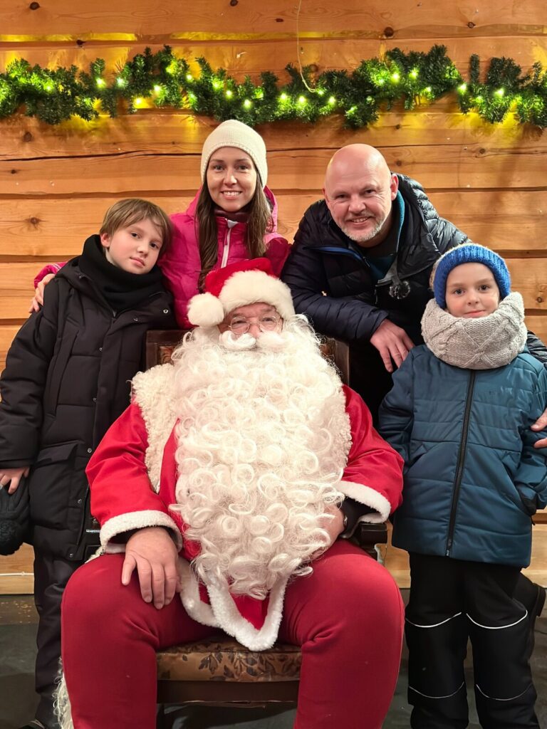 Familia con Papá Noel durante el programa de Año Nuevo en Vuokatti