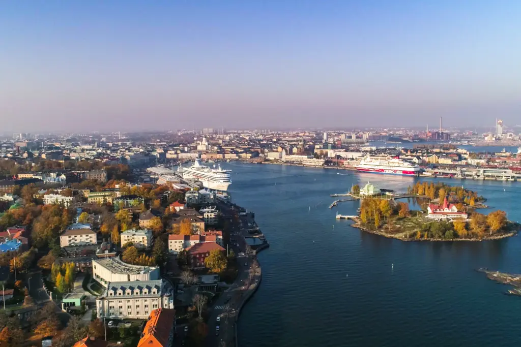 Vista aérea de Helsinki y el mar Báltico